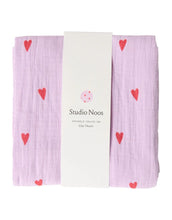 Laden Sie das Bild in den Galerie-Viewer, Musselin Swaddle 120 x 120cm I Lilac Hearts