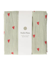 Laden Sie das Bild in den Galerie-Viewer, Musselin Swaddle 120 x 120cm I Sage Green Hearts