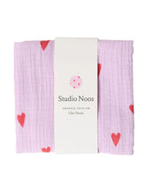 Laden Sie das Bild in den Galerie-Viewer, Musselin Swaddle 70x70cm I Lilac Hearts