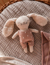 Laden Sie das Bild in den Galerie-Viewer, Rassel Hase I Puderrosa