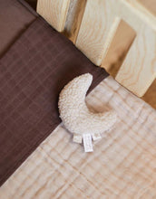 Laden Sie das Bild in den Galerie-Viewer, Rassel I Moon Nougat