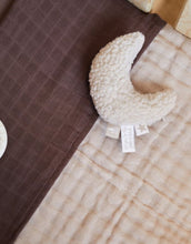 Laden Sie das Bild in den Galerie-Viewer, Rassel I Moon Nougat