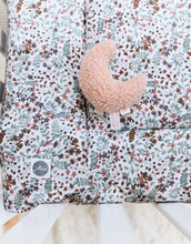 Laden Sie das Bild in den Galerie-Viewer, Rassel I Moon Pale Pink