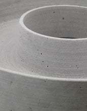 Laden Sie das Bild in den Galerie-Viewer, Kerzenhalter The Ring Stumpenkerzen I Grau