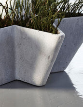 Laden Sie das Bild in den Galerie-Viewer, Kerzenhalter Mold Star I Grau