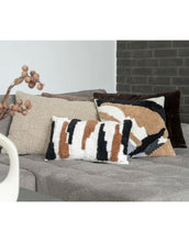 Laden Sie das Bild in den Galerie-Viewer, Kissen Tavira Bouclé I Brown