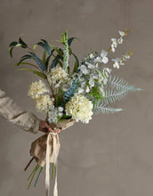 Laden Sie das Bild in den Galerie-Viewer, Kunstblumenstrauß Symphonie I Weiß