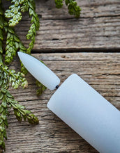 Laden Sie das Bild in den Galerie-Viewer, Stabkerze LED 2er-Set Large I Weiß