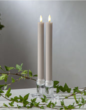 Laden Sie das Bild in den Galerie-Viewer, LED-Wachskerzen Flamme Stripe 2er-Set in Beige von Star Trading, 25 cm hoch, warmweiße LED-Flamme, geriffelte Wachsoberfläche, Timerfunktion, batteriebetrieben, für Innenbereiche.