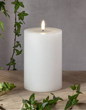 Laden Sie das Bild in den Galerie-Viewer, Stumpenkerze LED Flamme Flow Big 17,5 cm Weiß von Star Trading, naturgetreue Flamme, warmweißes LED-Licht, Timerfunktion, batteriebetrieben, für Innenbereiche.