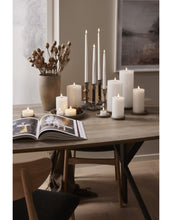 Laden Sie das Bild in den Galerie-Viewer, Stumpenkerze LED Flamme Flow Big 17,5 cm Weiß von Star Trading, naturgetreue Flamme, warmweißes LED-Licht, Timerfunktion, batteriebetrieben, für Innenbereiche.