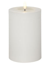 Laden Sie das Bild in den Galerie-Viewer, Stumpenkerze LED Flamme Flow Big 17,5 cm Weiß von Star Trading, naturgetreue Flamme, warmweißes LED-Licht, Timerfunktion, batteriebetrieben, für Innenbereiche.