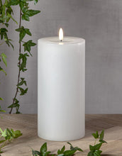 Laden Sie das Bild in den Galerie-Viewer, Stumpenkerze LED Flamme Flow Big 22,5 cm Weiß von Star Trading, naturgetreue Flamme, warmweißes LED-Licht, Timerfunktion, batteriebetrieben, für Innenbereiche.