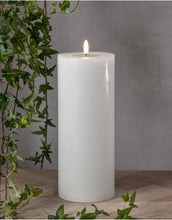 Laden Sie das Bild in den Galerie-Viewer, Stumpenkerze LED Flamme Flow Big 27,5 cm Weiß von Star Trading, warmweiße LED-Flamme mit naturgetreuer Bewegung, Timerfunktion, batteriebetrieben, für Innenbereiche.