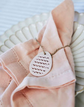 Laden Sie das Bild in den Galerie-Viewer, Hängedekoration Osterei Dehlia I Hellrosa