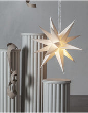 Laden Sie das Bild in den Galerie-Viewer, Papierstern December 55cm I Weiß