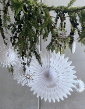 Laden Sie das Bild in den Galerie-Viewer, Papierstern Fold ø68cm I Weiß