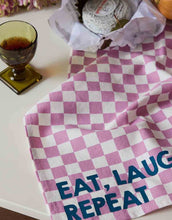 Laden Sie das Bild in den Galerie-Viewer, Stoffserviette Josephine I Eat, Love, Repeat