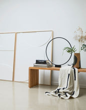 Laden Sie das Bild in den Galerie-Viewer, Vase Handbemalt