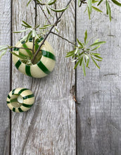 Laden Sie das Bild in den Galerie-Viewer, Vase Hope I Green