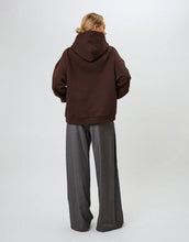 Laden Sie das Bild in den Galerie-Viewer, OH APRIL Hoodie Boyfriend in Truffle – oversized geschnittener Kapuzenpullover aus Baumwollmix mit Stickerei auf der Brust, hergestellt in Portugal.