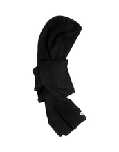 Laden Sie das Bild in den Galerie-Viewer, Kapuzenschal Milania Hope in Black von MSCH Copenhagen aus weichem Woll-Alpaka-Mix mit Kapuze und langen Schal-Enden in klassischem Schwarz.