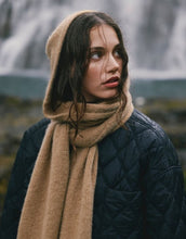 Laden Sie das Bild in den Galerie-Viewer, Kapuzenschal Milania Hope in Cartouche von MSCH Copenhagen aus weichem Strick mit Kapuze und langen Schal-Enden in warmem Beigeton.