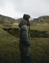 Laden Sie das Bild in den Galerie-Viewer, Warmer Wintermantel Mola Pavinaria in Forest Night von MSCH Copenhagen mit leicht A-förmiger Passform, hohem Kragen und funktionalen Reißverschlussdetails.