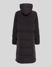 Laden Sie das Bild in den Galerie-Viewer, Langer schwarzer Wintermantel Zala Pavinaria von MSCH Copenhagen mit A-förmiger Passform, hohem Kragen und verstellbarer Taille.