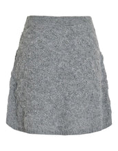 Laden Sie das Bild in den Galerie-Viewer, Grauer Strickrock Viaery A-Shape Knit von VILA aus recyceltem Polyester mit Strukturstrick und A-Linien-Passform