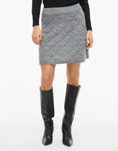 Laden Sie das Bild in den Galerie-Viewer, Grauer Strickrock Viaery A-Shape Knit von VILA aus recyceltem Polyester mit Strukturstrick und A-Linien-Passform