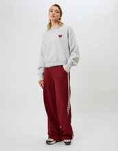 Laden Sie das Bild in den Galerie-Viewer, OH APRIL Sweater Nina in Grey Melange – entspannter, leicht verkürzter Baumwollpullover mit Herzprint auf der Brust.