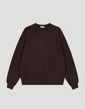 Laden Sie das Bild in den Galerie-Viewer, Oversize Sweater Good Karma in Truffle von OH APRIL mit Ton-in-Ton Stickerei auf der Brust und pinkem Rückenprint – lässiger Boyfriend-Schnitt aus Baumwollmix.