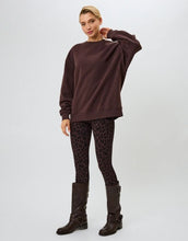 Laden Sie das Bild in den Galerie-Viewer, Oversize Sweater Good Karma in Truffle von OH APRIL mit Ton-in-Ton Stickerei auf der Brust und pinkem Rückenprint – lässiger Boyfriend-Schnitt aus Baumwollmix.