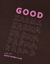 Laden Sie das Bild in den Galerie-Viewer, Boyfriend T-Shirt Good Karma in Truffle von OH APRIL mit Ton-in-Ton Stickerei auf der Brust und pinkem Rückenprint – lässiger Oversized-Schnitt aus 100 % Baumwolle.