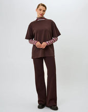 Laden Sie das Bild in den Galerie-Viewer, Boyfriend T-Shirt Good Karma in Truffle von OH APRIL mit Ton-in-Ton Stickerei auf der Brust und pinkem Rückenprint – lässiger Oversized-Schnitt aus 100 % Baumwolle.