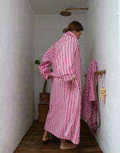 Laden Sie das Bild in den Galerie-Viewer, Bademantel Naram I Baby Pink/Ski Patrol Red
