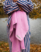 Laden Sie das Bild in den Galerie-Viewer, Bademantel Naram I Dazzling Blue/Rose