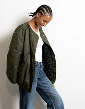 Laden Sie das Bild in den Galerie-Viewer, Bomber Wendejacke I Olive/Leo Navy-Olive