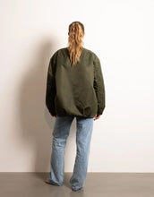 Laden Sie das Bild in den Galerie-Viewer, Bomber Wendejacke I Olive/Leo Navy-Olive