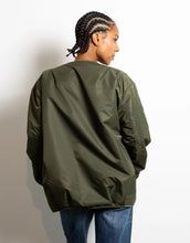 Laden Sie das Bild in den Galerie-Viewer, Bomber Wendejacke I Olive/Leo Navy-Olive