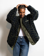 Laden Sie das Bild in den Galerie-Viewer, Bomber Wendejacke I Olive/Leo Navy-Olive