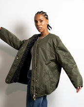 Laden Sie das Bild in den Galerie-Viewer, Bomber Wendejacke I Olive/Leo Navy-Olive