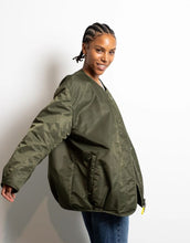 Laden Sie das Bild in den Galerie-Viewer, Bomber Wendejacke I Olive/Leo Navy-Olive