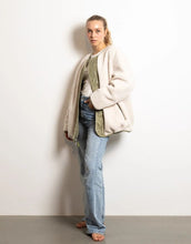 Laden Sie das Bild in den Galerie-Viewer, Bomber Wendejacke I Pale Olive/Sand