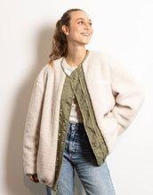 Laden Sie das Bild in den Galerie-Viewer, Bomber Wendejacke I Pale Olive/Sand