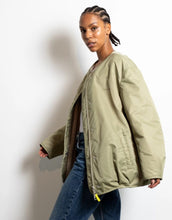Laden Sie das Bild in den Galerie-Viewer, Bomber Wendejacke I Pale Olive/Sand