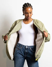 Laden Sie das Bild in den Galerie-Viewer, Bomber Wendejacke I Pale Olive/Sand