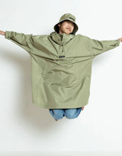 Laden Sie das Bild in den Galerie-Viewer, Raincoat Kids I Solid Pale Olive