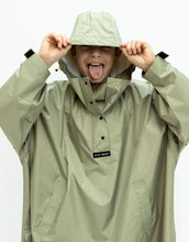 Laden Sie das Bild in den Galerie-Viewer, Raincoat Kids I Solid Pale Olive
